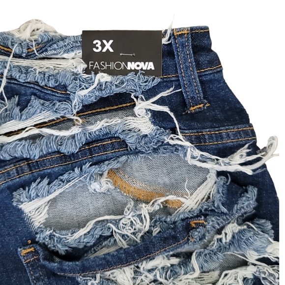 Fashion Nova Women's Distressed Bermuda Shorts Dark Wash 3X - Picture 7 of 10